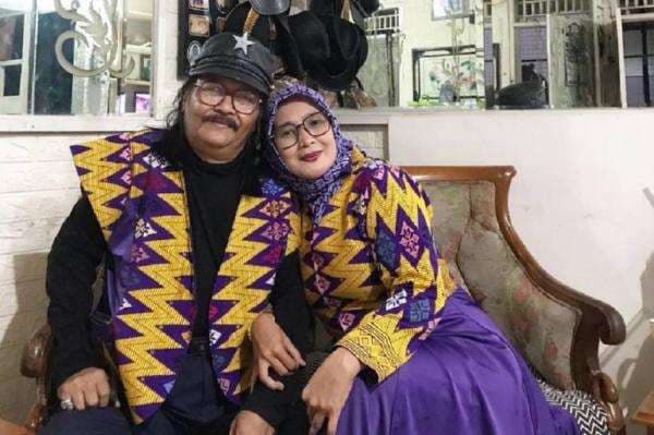 Pemakaman Jhonny Iskandar Diiringi Isak Tangis, sang Istri Pingsan Pemakaman Jhonny Iskandar Diiringi Isak Tangis, sang Istri Pingsan