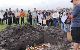 Pemakaman Korban Pembunuhan yang Jasadnya Dimasukkan Koper Diwarnai Isak Tangis Anak dan Kerabat