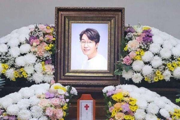 Pemakaman Song Young Kyu Dihadiri Banyak Artis Korea, Hyun Bin hingga Son Suk Ku Beri Penghormatan Pemakaman Song Young Kyu Dihadiri Banyak Artis Korea, Hyun Bin hingga Son Suk Ku Beri Penghormatan