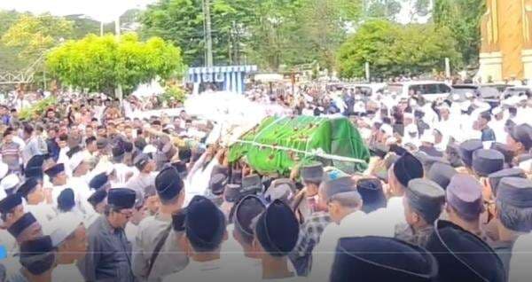 Ribuan Santri dan Warga Bangkalan Antarkan Pemakaman KH Ahmad Faruq Muhtarom Ribuan Santri dan Warga Bangkalan Antarkan Pemakaman KH Ahmad Faruq Muhtarom