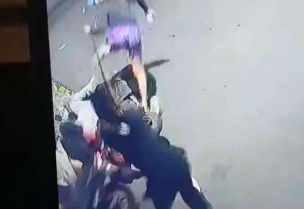 Terekam CCTV, Pemotor Dibacok di Radio Dalam Jaksel Terekam CCTV, Pemotor Dibacok di Radio Dalam Jaksel