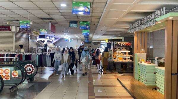 Pasar Tanah Abang Masih Dikunjungi Pembeli di H-1 Lebaran Pasar Tanah Abang Masih Dikunjungi Pembeli di H-1 Lebaran