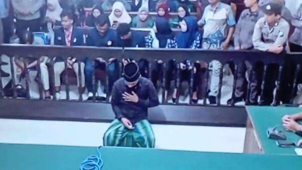 Pembunuh Mahasiswi di Bangkalan yang Jasadnya Dibakar Divonis Hukuman Mati Pembunuh Mahasiswi di Bangkalan yang Jasadnya Dibakar Divonis Hukuman Mati