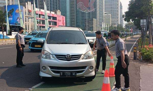 Misa Akbar Bersama Paus Fransiskus, Jalan Menuju Pintu 7 GBK Macet Misa Akbar Bersama Paus Fransiskus, Jalan Menuju Pintu 7 GBK Macet