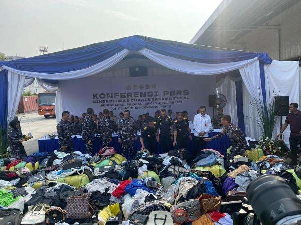 Pemerintah Gagalkan Penyelundupan Pakaian Bekas Impor dari Malaysia Pemerintah Gagalkan Penyelundupan Pakaian Bekas Impor dari Malaysia