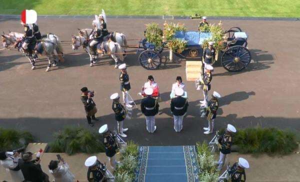 Pasukan Berkuda dan Marching Band Kawal Kirab Bendera Merah Putih ke Istana Merdeka Pasukan Berkuda dan Marching Band Kawal Kirab Bendera Merah Putih ke Istana Merdeka