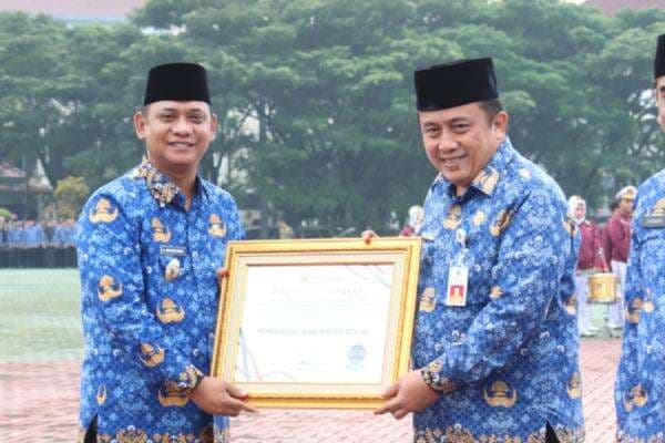 Pemkab Bekasi Raih Penghargaan Zona Hijau Pelayanan Publik Pemkab Bekasi Raih Penghargaan Zona Hijau Pelayanan Publik