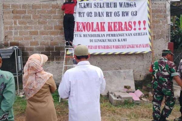 Warga Bareng Pemkot Kompak Cabut Spanduk Penolakan Gereja di Depok Warga Bareng Pemkot Kompak Cabut Spanduk Penolakan Gereja di Depok