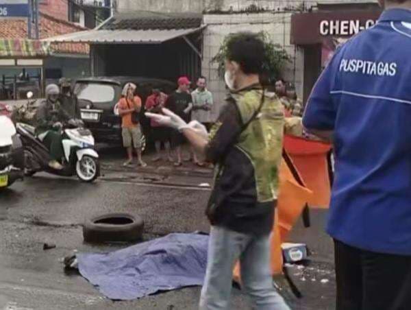 Pemotor Tewas Mengenaskan Usai Terlindas Bus di Ciputat Pemotor Tewas Mengenaskan Usai Terlindas Bus di Ciputat
