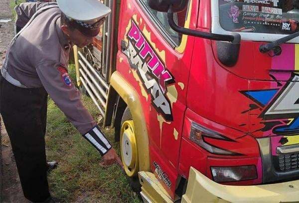 Kecelakaan di Kulonprogo, Pemotor Perempuan Tewas Terlindas Truk di Jalan Daendels Kecelakaan di Kulonprogo, Pemotor Perempuan Tewas Terlindas Truk di Jalan Daendels