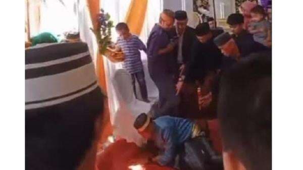 Viral Pemuda di Pangkep Tewas Tertusuk Badik saat Tradisi Sambut Pengantin, Begini Kronologinya Viral Pemuda di Pangkep Tewas Tertusuk Badik saat Tradisi Sambut Pengantin, Begini Kronologinya