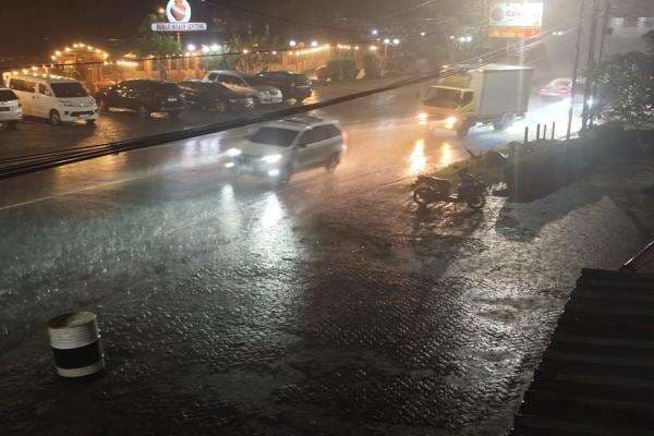 Pemudik Diminta Hati-hati, Jalur Gentong Hujan Deras Malam Ini Pemudik Diminta Hati-hati, Jalur Gentong Hujan Deras Malam Ini