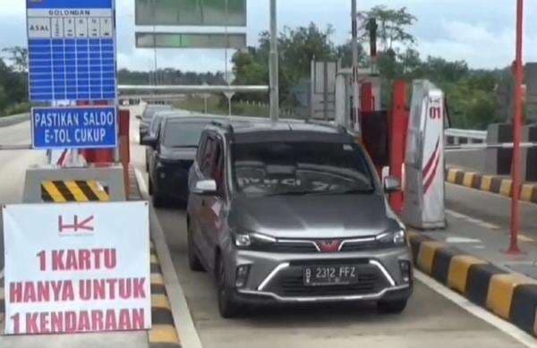 Pemudik Mulai Melintasi Jalan Tol Muaro Sebapo Jambi Pemudik Mulai Melintasi Jalan Tol Muaro Sebapo Jambi