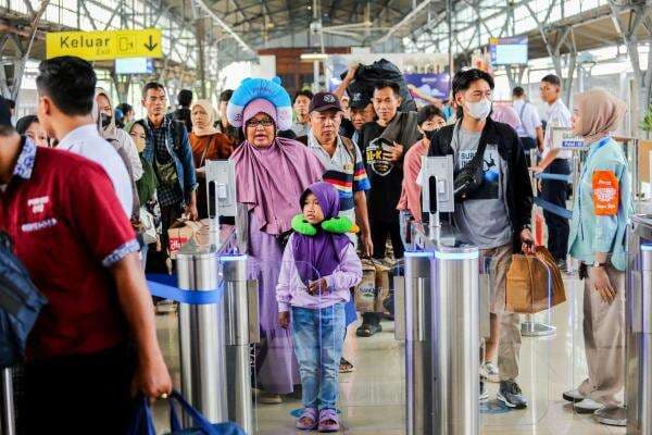 H-5 Lebaran, 48.825 Pemudik Tinggalkan Jabodetabek Lewat Stasiun Gambir dan Pasar Senen H-5 Lebaran, 48.825 Pemudik Tinggalkan Jabodetabek Lewat Stasiun Gambir dan Pasar Senen
