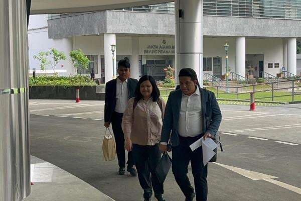 Penampakan Fiona, Mantan Stafsus Nadiem Makarim Penuhi Panggilan Kejagung Penampakan Fiona, Mantan Stafsus Nadiem Makarim Penuhi Panggilan Kejagung