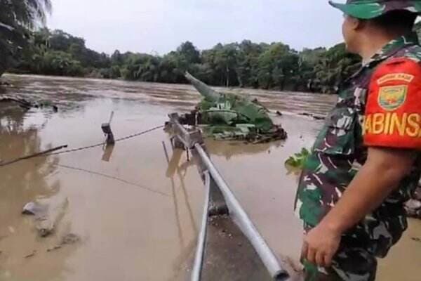 Penampakan Jembatan Gantung Putus Tergerus Luapan Sungai Batang Merangin