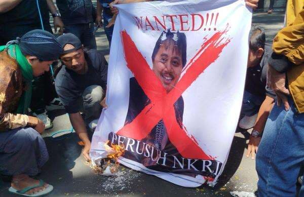 Pencinta Jokowi Bakar Poster Wajah Roy Suryo di Depan DPRD Malang Pencinta Jokowi Bakar Poster Wajah Roy Suryo di Depan DPRD Malang