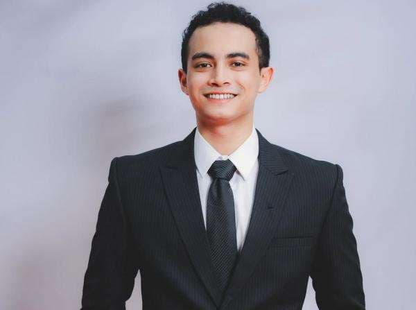 Pendidikan Mentereng Omara Esteghlal, Aktor Berbakat yang Juga Pacar Prilly Latuconsina Pendidikan Mentereng Omara Esteghlal, Aktor Berbakat yang Juga Pacar Prilly Latuconsina