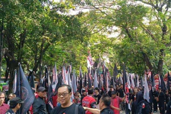 Pendukung Hasto Kristiyanto Padati Jalan Bungur Besar Raya Jelang Sidang Vonis Pendukung Hasto Kristiyanto Padati Jalan Bungur Besar Raya Jelang Sidang Vonis