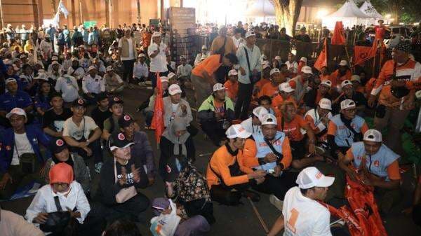 Solid! Pendukung KIM Plus Padati Halaman Parkir Hotel Sultan Dukung RIDO di Debat Ketiga Solid! Pendukung KIM Plus Padati Halaman Parkir Hotel Sultan Dukung RIDO di Debat Ketiga