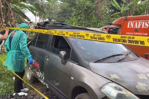 Geger! Mayat Pria Membusuk Ditemukan dalam Mobil Sedan di Pandeglang Geger! Mayat Pria Membusuk Ditemukan dalam Mobil Sedan di Pandeglang