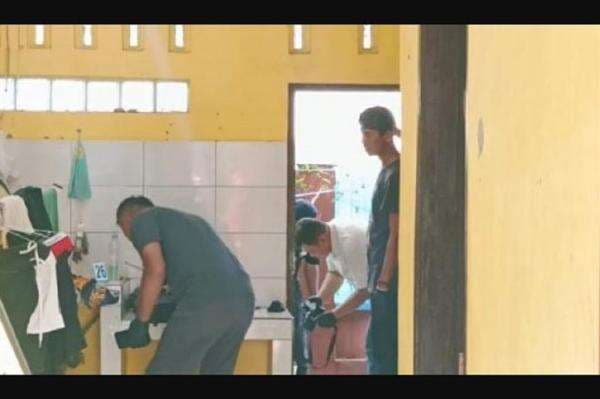 Mayat Perempuan Telanjang Ditemukan Terlilit Lakban di Kamar Kos Ciamis, Diduga Dibunuh Mayat Perempuan Telanjang Ditemukan Terlilit Lakban di Kamar Kos Ciamis, Diduga Dibunuh