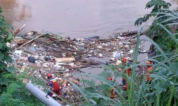 Geger! Mayat Tanpa Kepala Ditemukan di Kali Ciliwung Rawajati Geger! Mayat Tanpa Kepala Ditemukan di Kali Ciliwung Rawajati