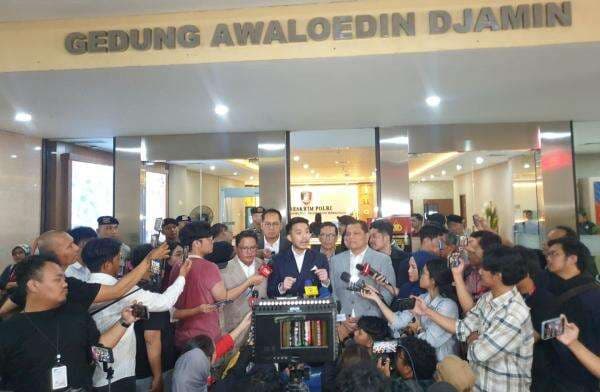 Pengacara Jokowi Sebut Roy Suryo Cs Tak Berhasil Tunjukkan Cacatnya Penyelidikan Bareskrim Pengacara Jokowi Sebut Roy Suryo Cs Tak Berhasil Tunjukkan Cacatnya Penyelidikan Bareskrim