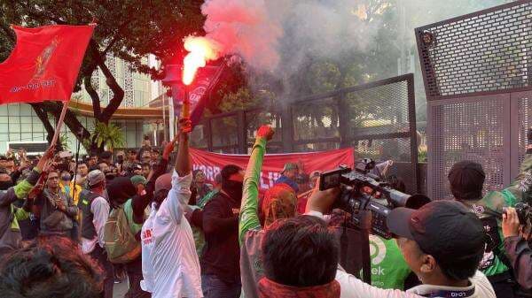 Demo Ojol di Jakarta Memanas Gegara Penyalaan Flare Demo Ojol di Jakarta Memanas Gegara Penyalaan Flare