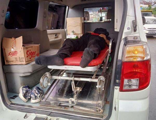 Pengendara Motor Meninggal Usai Tertimpa Pohon saat Berangkat Kerja Pengendara Motor Meninggal Usai Tertimpa Pohon saat Berangkat Kerja