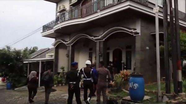 Rumah Bupati Lampung Timur Digeledah Kejati, Sejumlah Dokumen dan Perhiasan Disita Rumah Bupati Lampung Timur Digeledah Kejati, Sejumlah Dokumen dan Perhiasan Disita