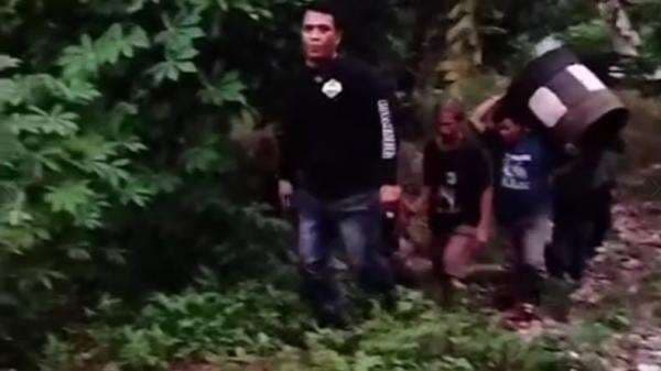 Penggerebekan Sabung Ayam di Gowa, 3 Orang Ditangkap Uang Taruhan Disita Penggerebekan Sabung Ayam di Gowa, 3 Orang Ditangkap Uang Taruhan Disita