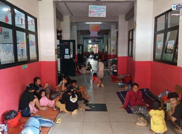 Penampakan Ratusan Pengungsi Banjir Kebon Pala Jaktim, Gelar Tikar di Selasar Sekolah Penampakan Ratusan Pengungsi Banjir Kebon Pala Jaktim, Gelar Tikar di Selasar Sekolah