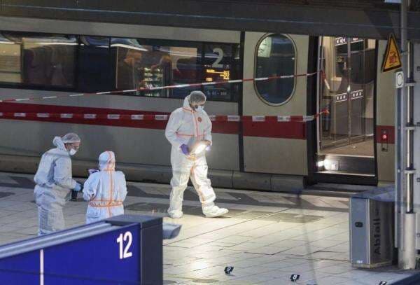 Perempuan Ngamuk Tikam 17 Orang di Stasiun Kereta, 4 Korban Kritis Perempuan Ngamuk Tikam 17 Orang di Stasiun Kereta, 4 Korban Kritis