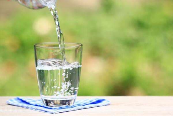 Pentingnya Rajin Minum Air Putih untuk Jaga Kesehatan Ginjal Pentingnya Rajin Minum Air Putih untuk Jaga Kesehatan Ginjal