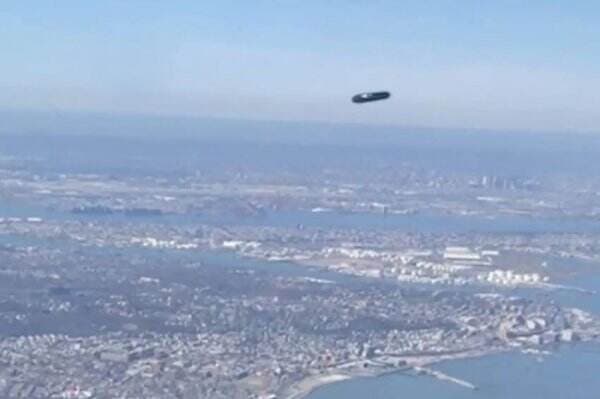 Penumpang Pesawat Ini Klaim Merekam UFO di Langit AS, Ini Videonya