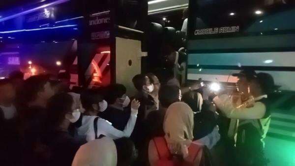 KA Argo Bromo Anjlok, Penumpang Tujuan Jakarta Dialihkan ke Bus dari Stasiun Cirebon KA Argo Bromo Anjlok, Penumpang Tujuan Jakarta Dialihkan ke Bus dari Stasiun Cirebon
