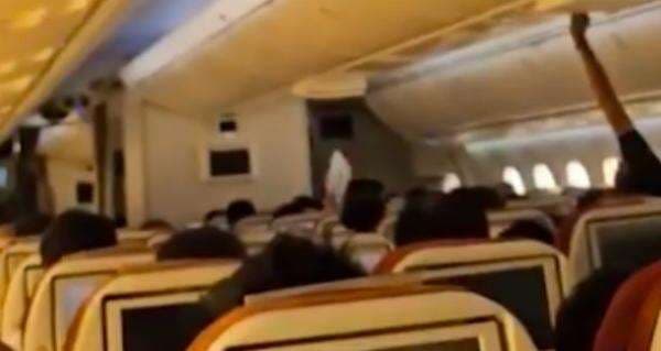 Penumpang Ini Ungkap Momen Mencekam Terbang dengan Air India 2 Jam Sebelum Kecelakaan Penumpang Ini Ungkap Momen Mencekam Terbang dengan Air India 2 Jam Sebelum Kecelakaan