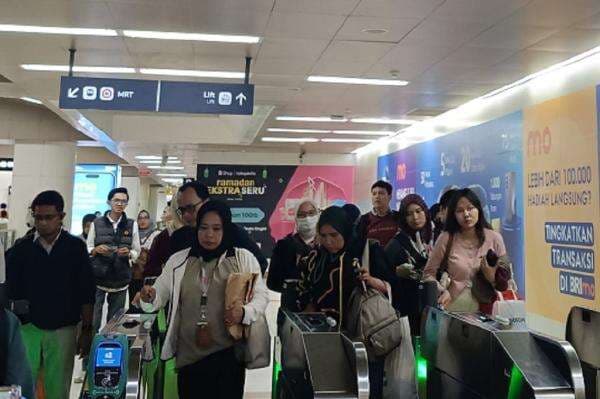 Naik MRT Jakarta Makin Mudah, Warga Manfaatkan QRIS Tap BRI Naik MRT Jakarta Makin Mudah, Warga Manfaatkan QRIS Tap BRI