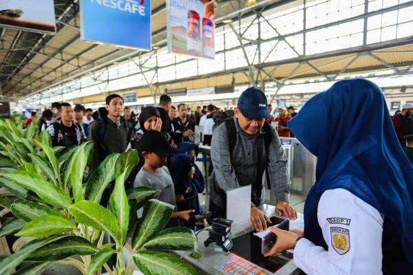 Pemudik Padati Stasiun Pasar Senen dan Gambir, 38.012 Penumpang Berangkat dari Jakarta Hari Ini Pemudik Padati Stasiun Pasar Senen dan Gambir, 38.012 Penumpang Berangkat dari Jakarta Hari Ini