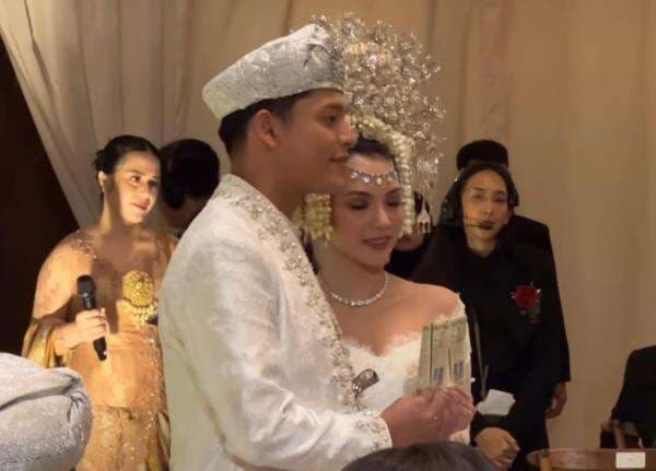 Penyanyi Adikara dan Nazla Alifa Resmi Menikah, Bernuansa Adat Minang Megah dan Elegan Penyanyi Adikara dan Nazla Alifa Resmi Menikah, Bernuansa Adat Minang Megah dan Elegan