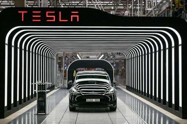 Perang AI di Roda Empat: Saat Grok Tesla Ditantang Kepungan Naga China Perang AI di Roda Empat: Saat Grok Tesla Ditantang Kepungan Naga China