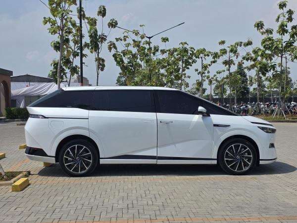 Perang MPV Premium: Xpeng X9 Sindir Desain Denza D9 dan Toyota Alphard, Klaim Tak Akan Dikira Mobil Sopir Perang MPV Premium: Xpeng X9 Sindir Desain Denza D9 dan Toyota Alphard, Klaim Tak Akan Dikira Mobil Sopir