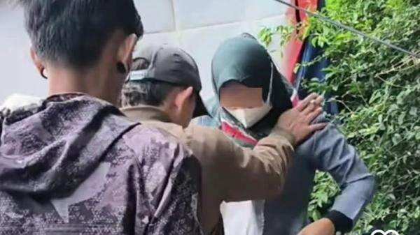 Viral Perempuan Cantik Berhijab Diduga Maling HP Tertangkap Basah di Bandung Viral Perempuan Cantik Berhijab Diduga Maling HP Tertangkap Basah di Bandung