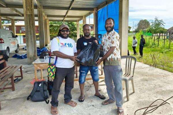 Plt. Ketua DPW Partai Perindo Papua Tengah Pilemon Keiya Dorong Anak-anak Pengungsi Intan Jaya Semangat Belajar Plt. Ketua DPW Partai Perindo Papua Tengah Pilemon Keiya Dorong Anak-anak Pengungsi Intan Jaya Semangat Belajar
