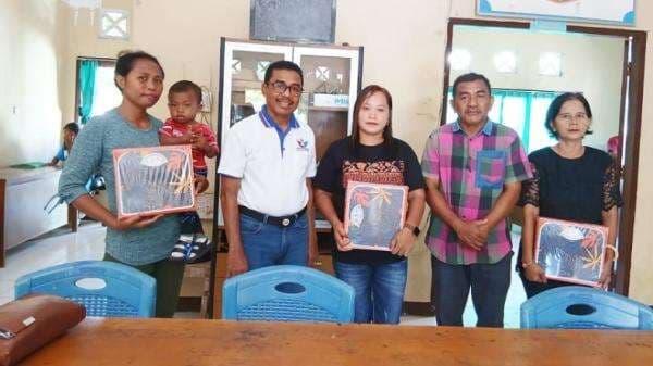 Anggota DPRD dari Perindo Marthen Adji Serahkan Bantuan Alat Timbang untuk Posyandu di Sikka Anggota DPRD dari Perindo Marthen Adji Serahkan Bantuan Alat Timbang untuk Posyandu di Sikka