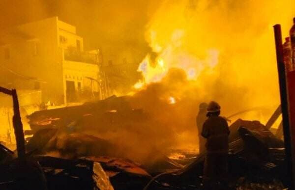  Permukiman Padat Penduduk di Palmerah Terbakar, 17 Unit Mobil Pemadam Dikerahkan   