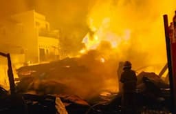  Permukiman Padat Penduduk di Palmerah Terbakar, 17 Unit Mobil Pemadam Dikerahkan   