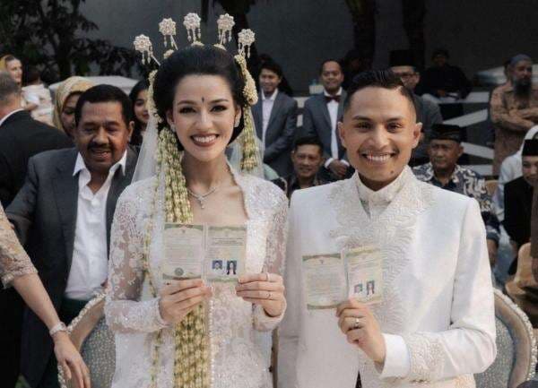 Potret Susan Sameh dalam Balutan Busana Akad Nikah Putih, Bikin Pangling Potret Susan Sameh dalam Balutan Busana Akad Nikah Putih, Bikin Pangling