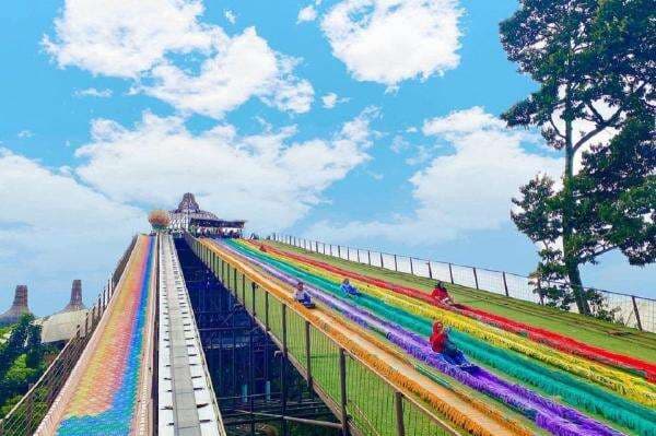 Menjajal Perosotan Pelangi Terpanjang di Indonesia dari Ketinggian 30 Meter Menjajal Perosotan Pelangi Terpanjang di Indonesia dari Ketinggian 30 Meter